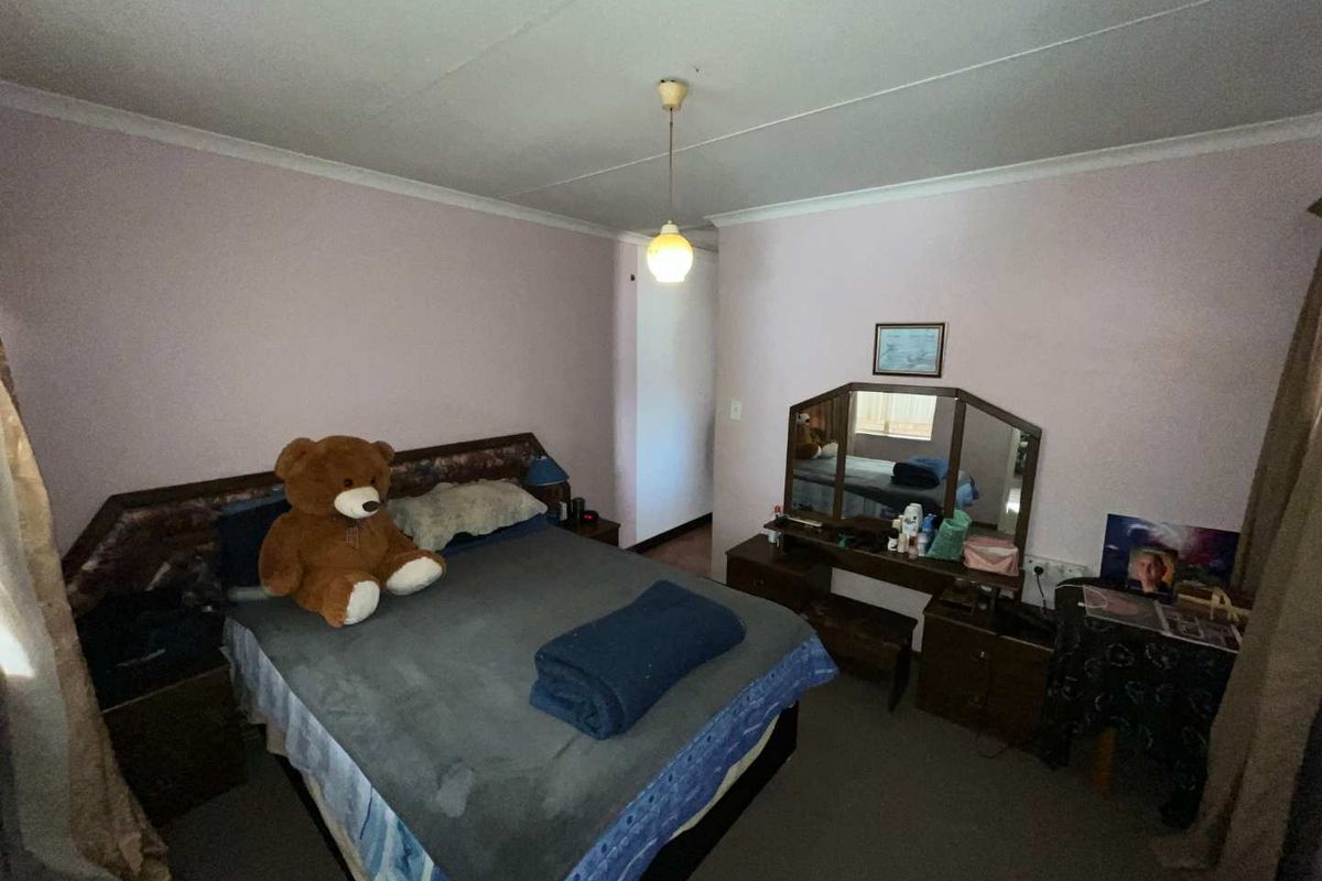 CHARMING THREE-BEDROOM TOWNHOUSE - Photo 4