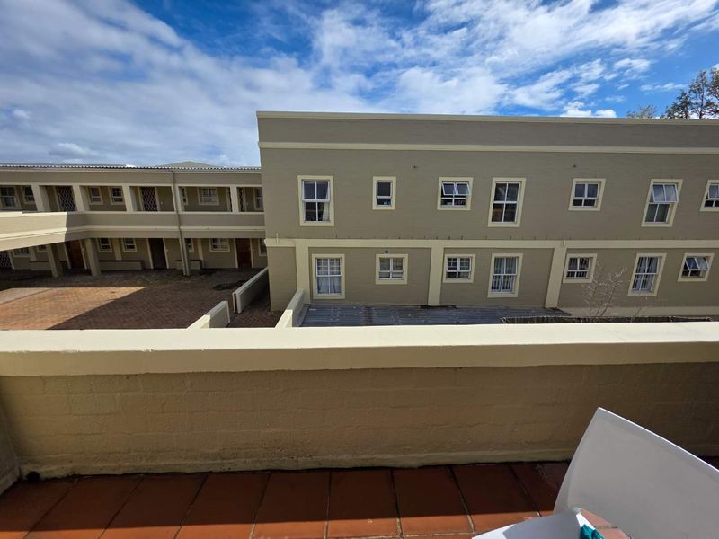 Beautifully renovated and furnished 2 Bed 1 Bath Apartment with Balcony - Photo 2