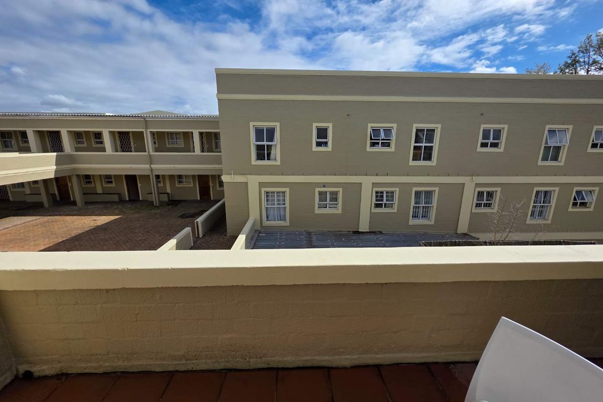 Beautifully renovated and furnished 2 Bed 1 Bath Apartment with Balcony - Photo 2