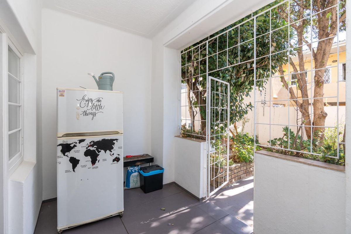 Renovated 2 Bedroom Ground Floor Unit with Garden Access - Photo 3