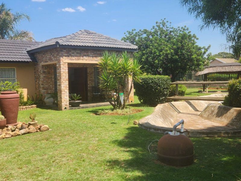 LOOK AT THIS AMAZING FAMILY HOME WITH A FLATLET FOR SALE!!!! - Photo 2