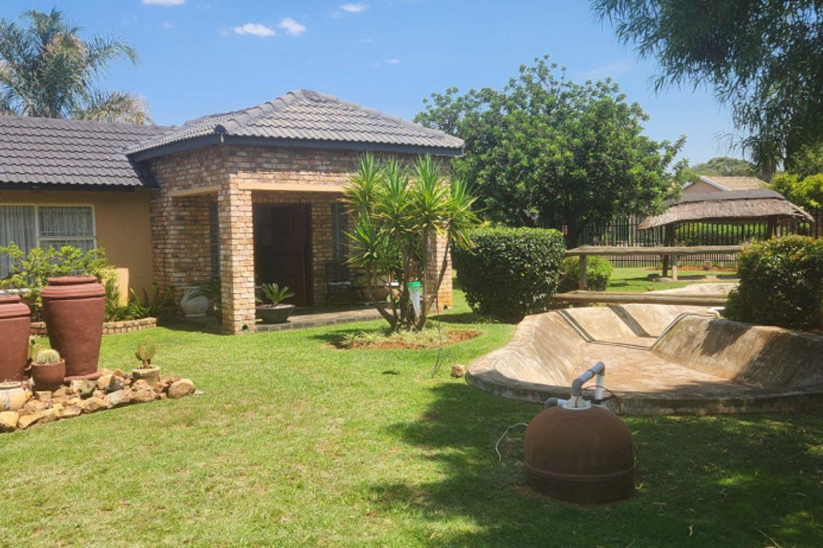 LOOK AT THIS AMAZING FAMILY HOME WITH A FLATLET FOR SALE!!!! - Photo 2
