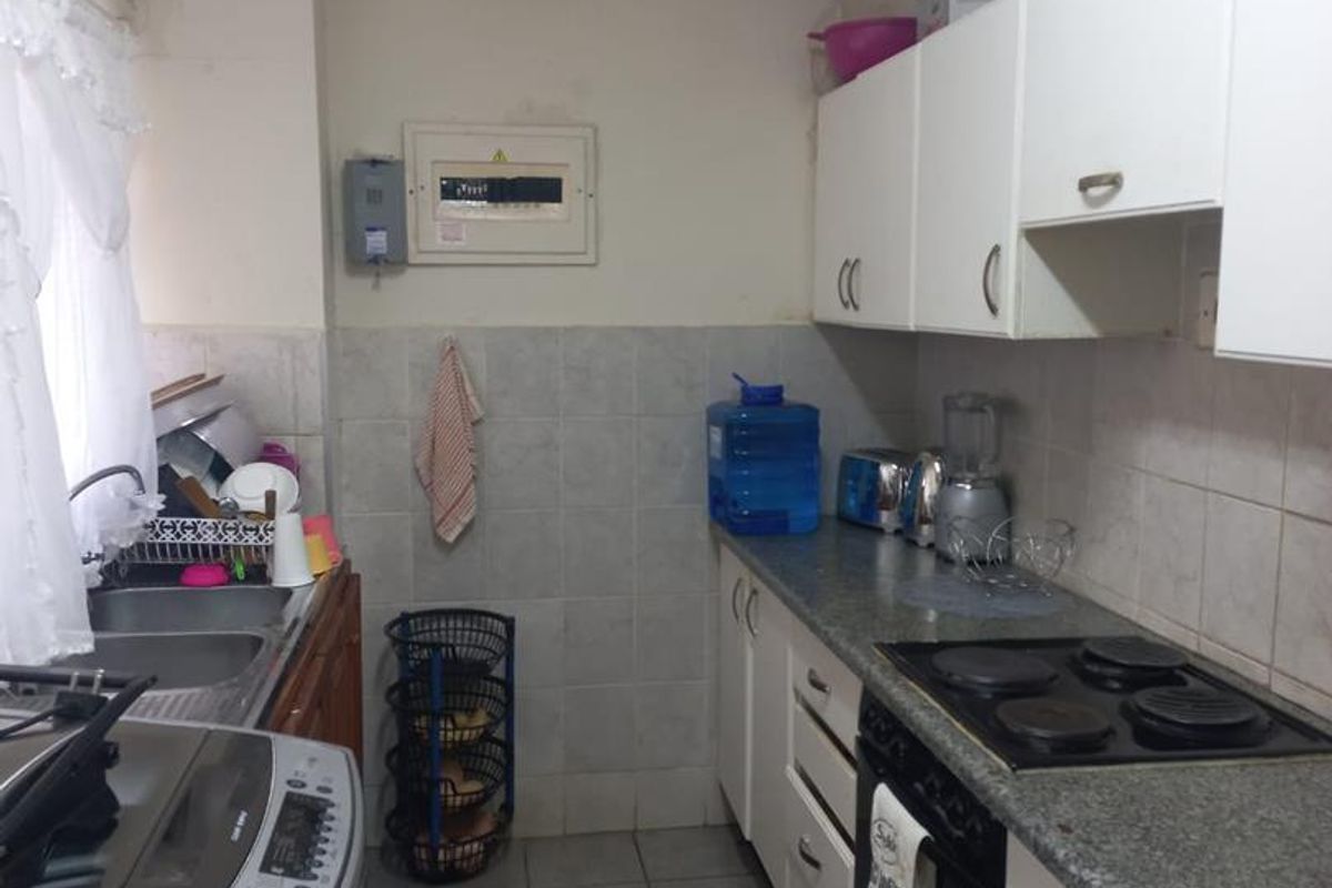 Cozy, Comfortable & Easy Living! - Photo 2