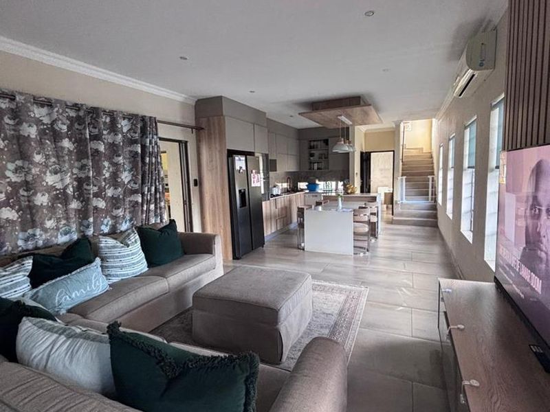 Ultra-Modern 3-Bedroom Townhouse with Solar & Private Garden – Secure - Photo 8