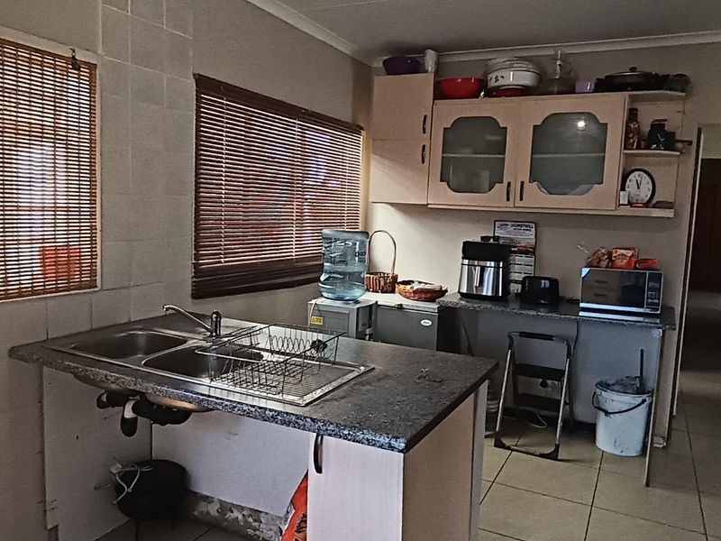 3 Bedroom house with 2 1 bedroom Fllats for Sale - Photo 4