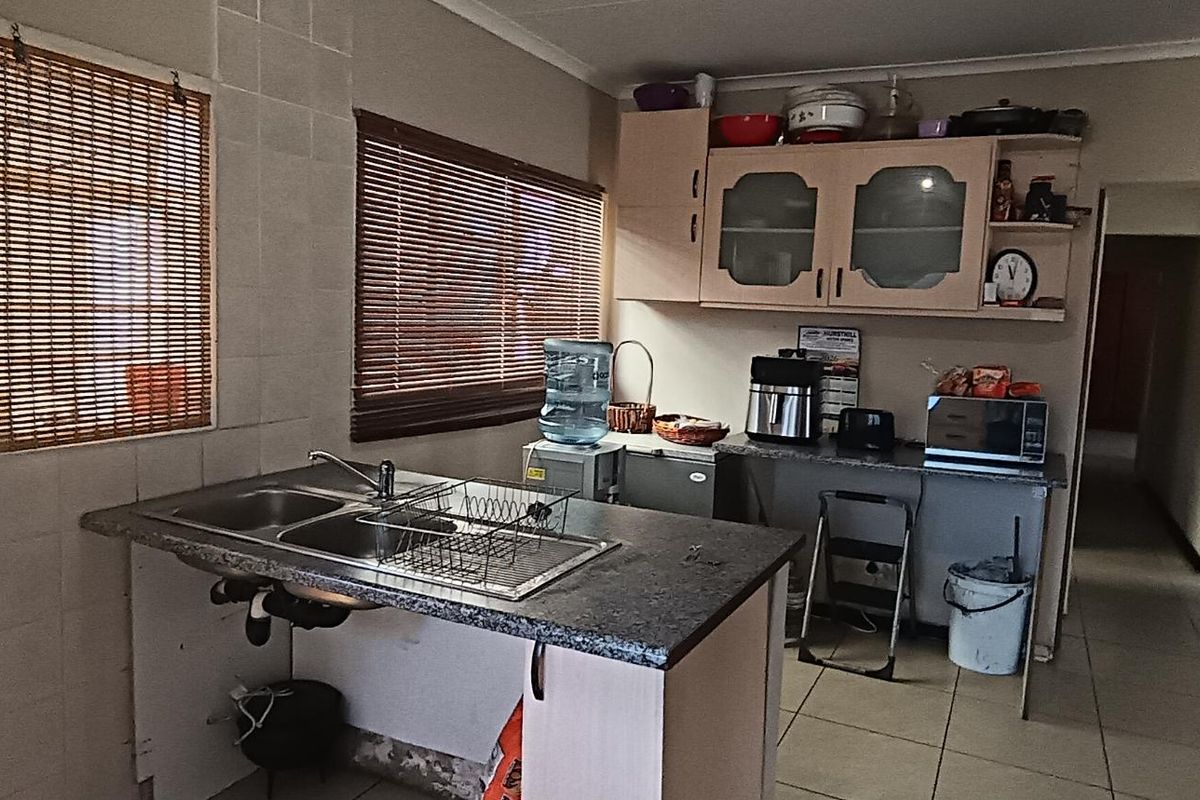 3 Bedroom house with 2 1 bedroom Fllats for Sale - Photo 4