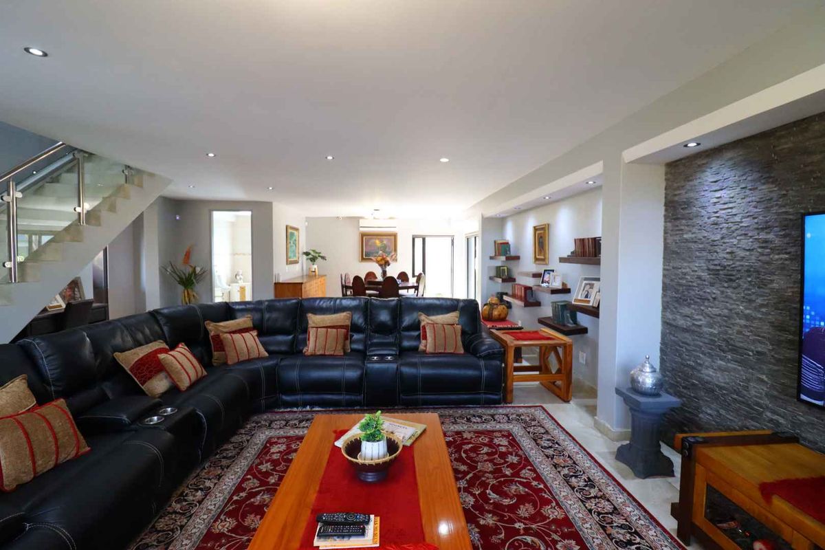 Exceptional 8-Bedroom Sea-View Property in Swakopmund - Photo 5