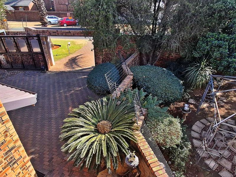 Double story Entertainers offering Luxoury, Security and Privacy - Photo 4