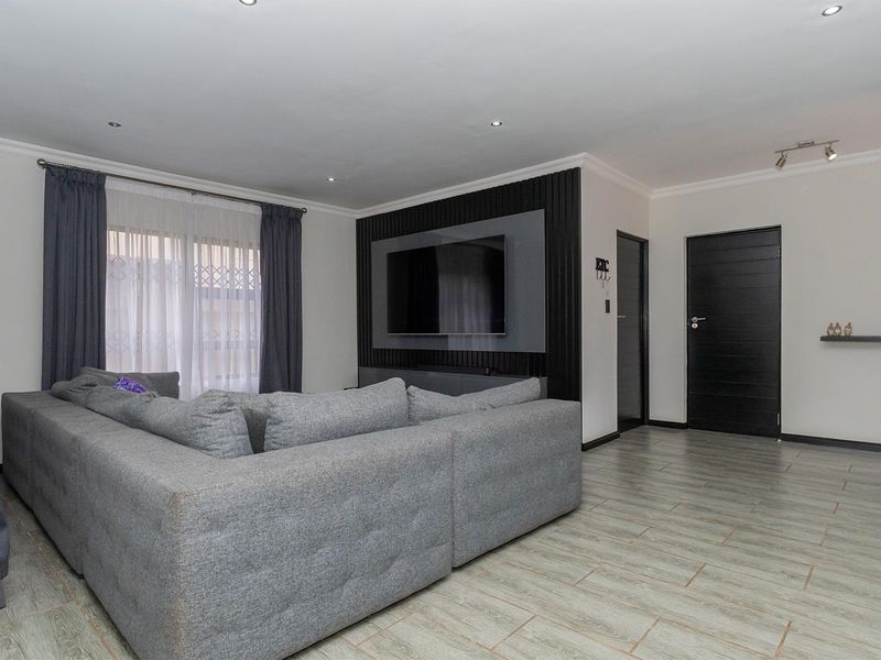 Exquisite Modern 3 Bedroom Family Home in Secure Estate – Van Riebeeck Park - Photo 5