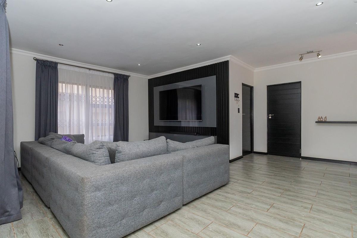 Exquisite Modern 3 Bedroom Family Home in Secure Estate – Van Riebeeck Park - Photo 5