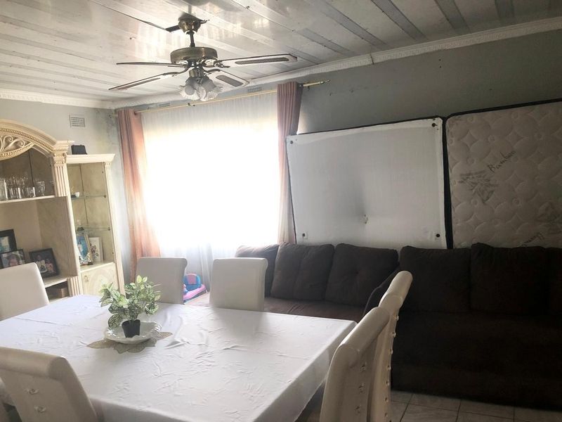 Family Home in Mobeni, Durban with Ample Space and Security - Photo 5
