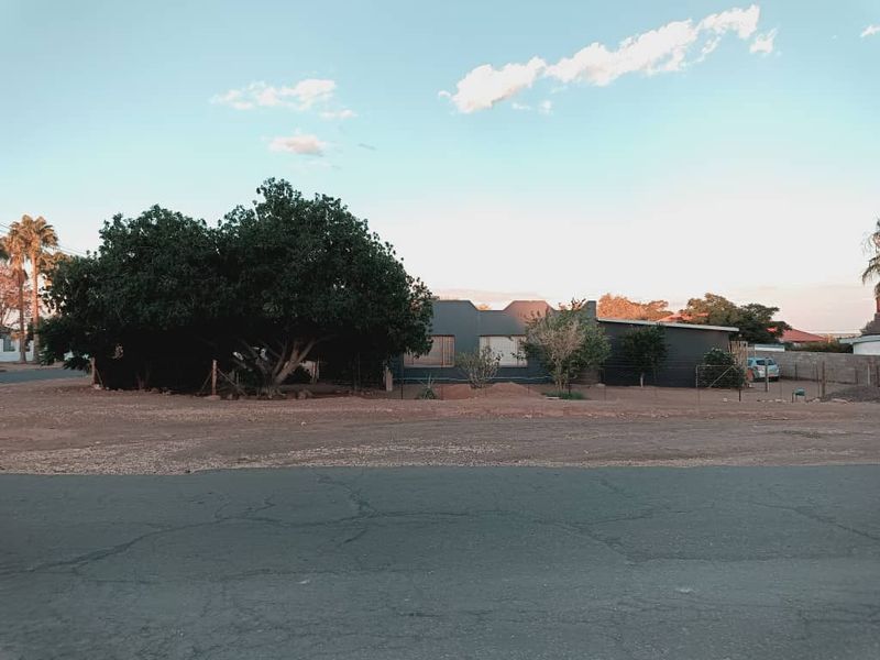 PERFECT FAMILY HOME WITH FLATLET FOR SALE IN KEETMANSHOOP - NAMIBIA - Photo 2