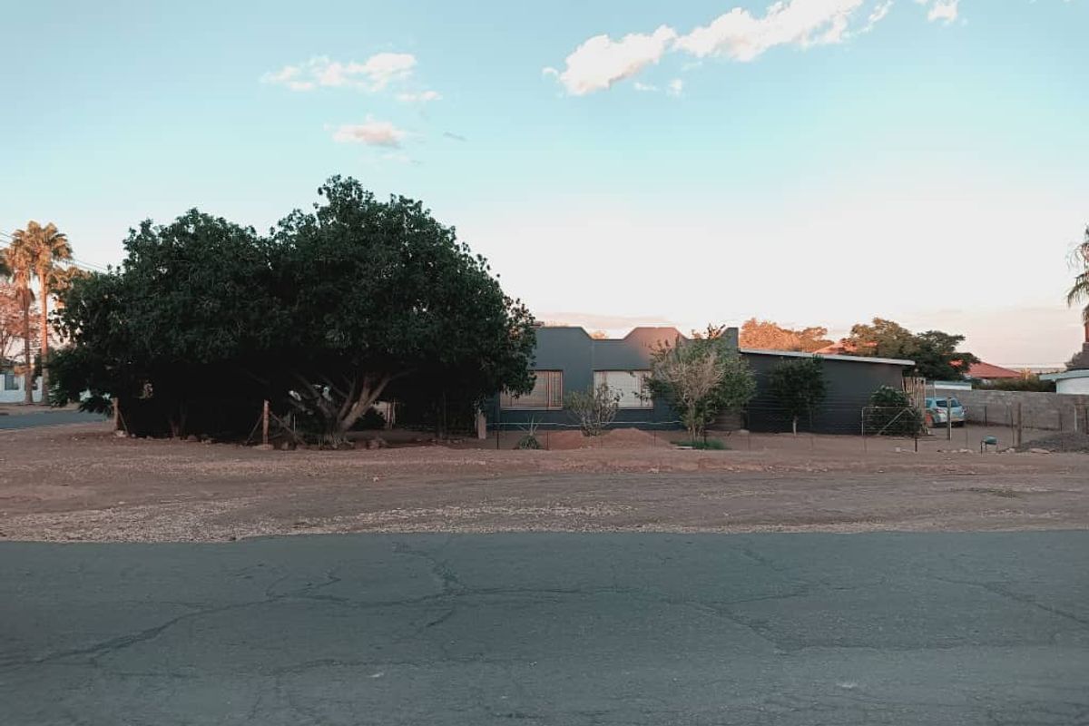 PERFECT FAMILY HOME WITH FLATLET FOR SALE IN KEETMANSHOOP - NAMIBIA - Photo 2