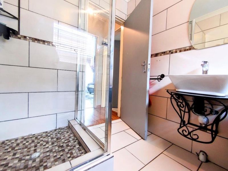 Lovely Ground Floor Unit Now Available For Sale in Malachite Mews. - Photo 9