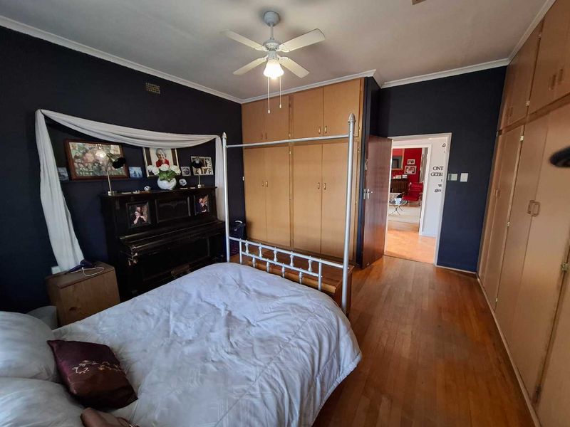 Meticulously cared for family home in an established neighbourhood. - Photo 3