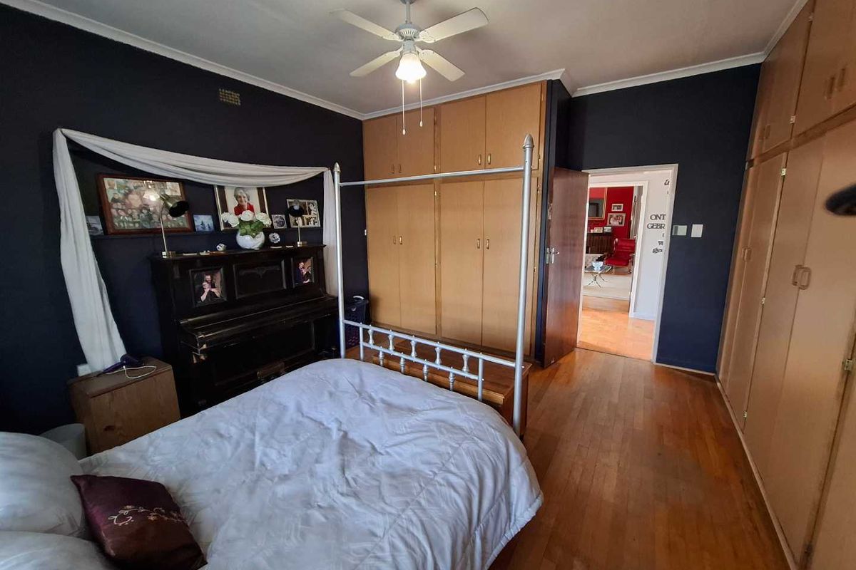 Meticulously cared for family home in an established neighbourhood. - Photo 3