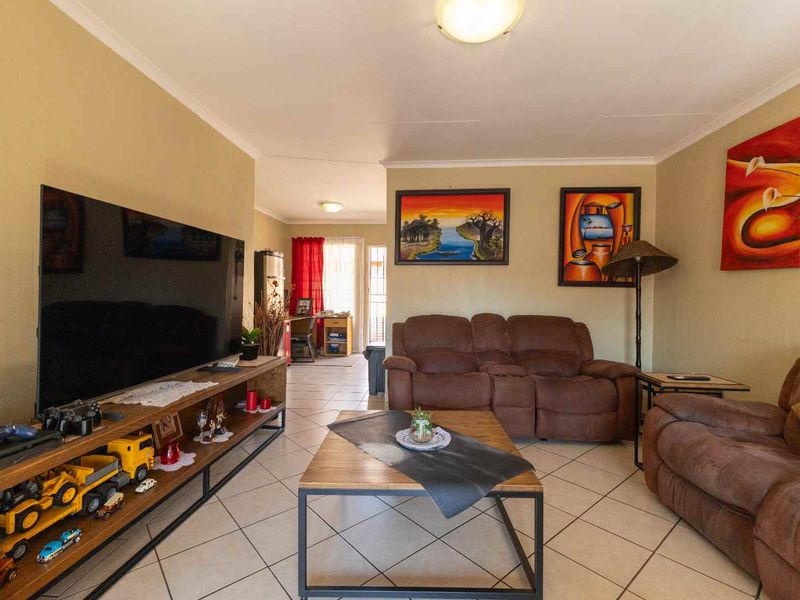 Beautiful 3-Bedroom Townhouse with a Stunning Garden - Photo 5