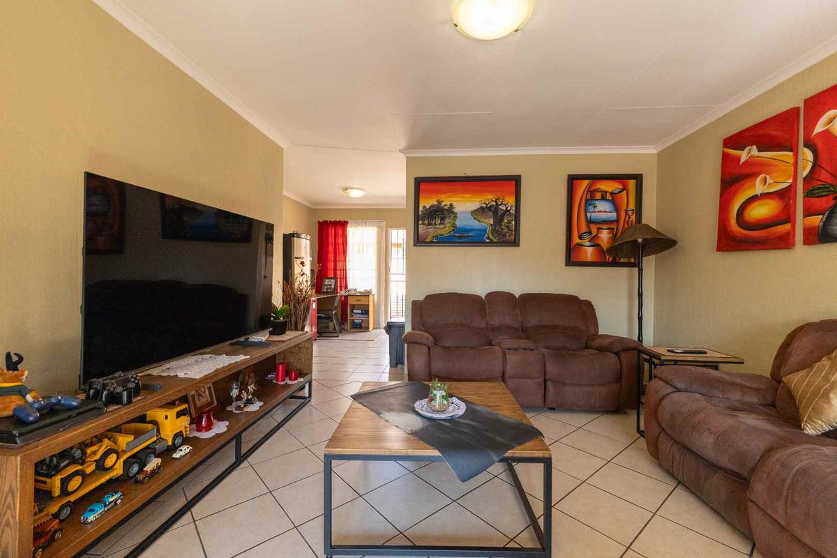Beautiful 3-Bedroom Townhouse with a Stunning Garden - Photo 5