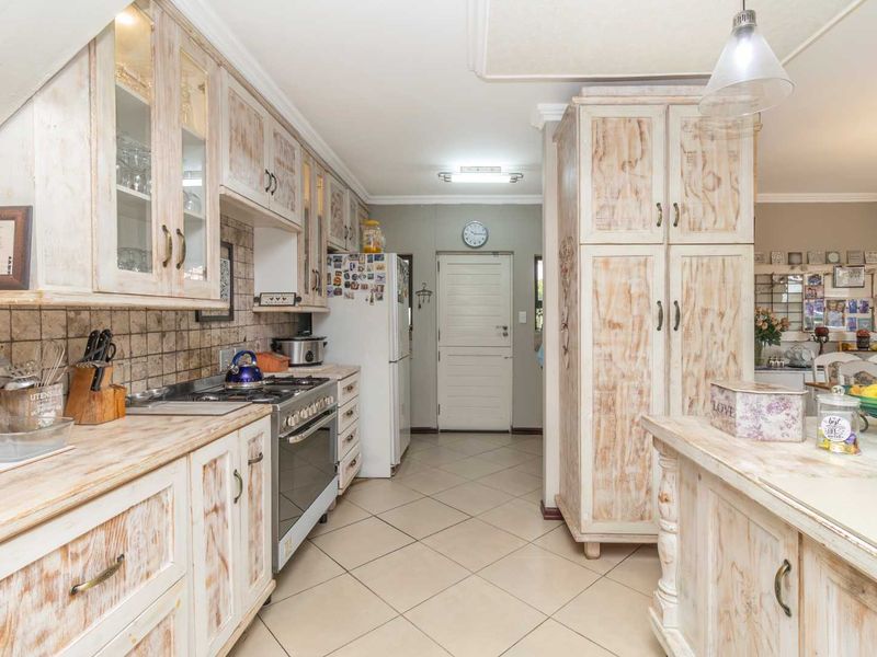 Stylish 4 bedroom family home in secure estate in Pinehaven - Photo 6