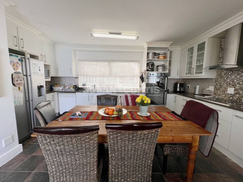 Spacious Triple-Story Home with Breathtaking Sea Views – Ideal for Large Families or as a Holiday Getaway - Photo 10