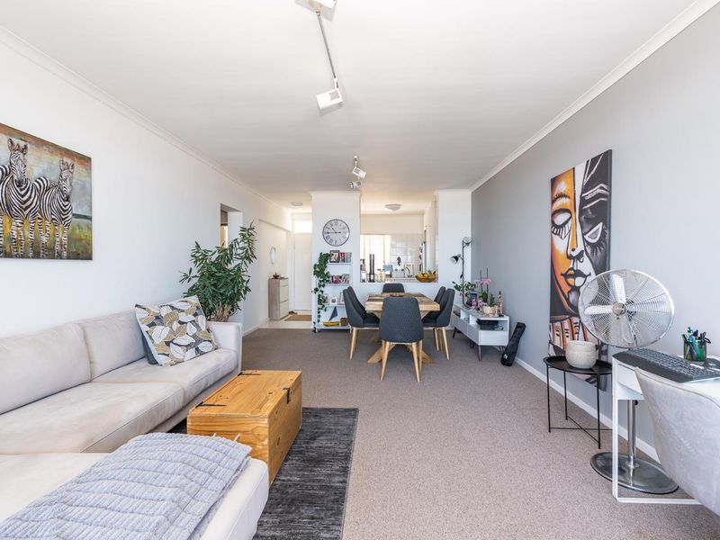 Elevated Apartment with Breathtaking Views at the Foot of Signal Hill - Photo 8