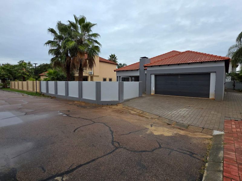 4 Bedroom Family Home in Melodie Hartbeespoort - Photo 2