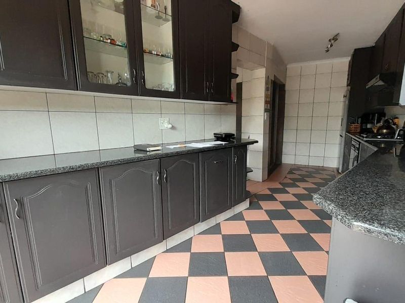 Spacious family home in Glen Marais - Photo 6