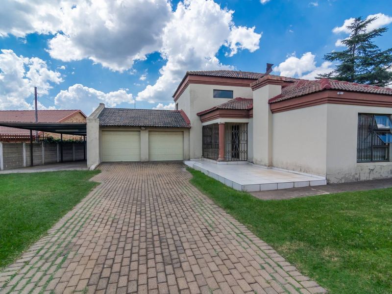 Space galore Gem in Greenhills - For Sale - Photo 7