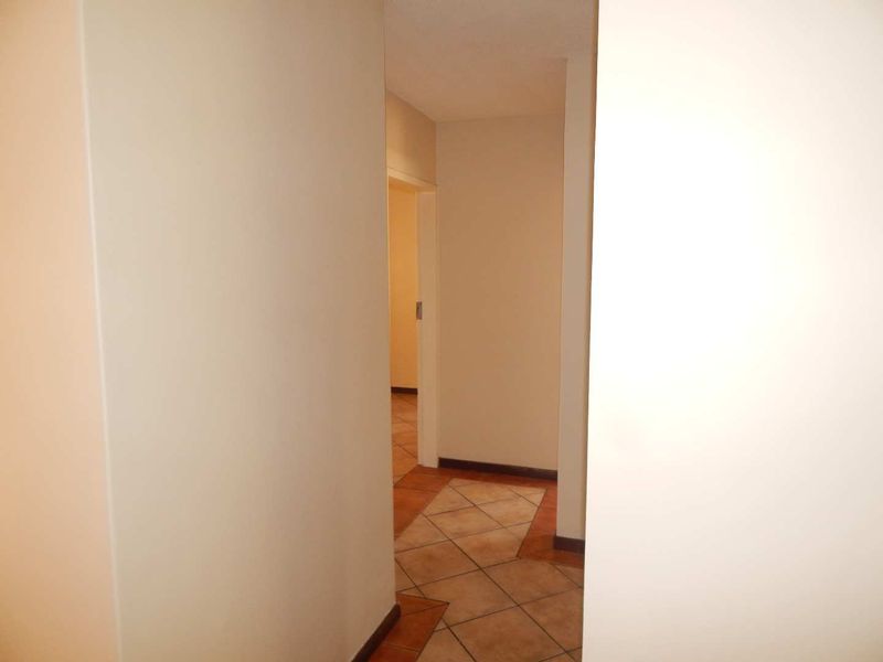 Lovely 2 Bedroom ground unit in Mooikloof Ridge - Photo 10