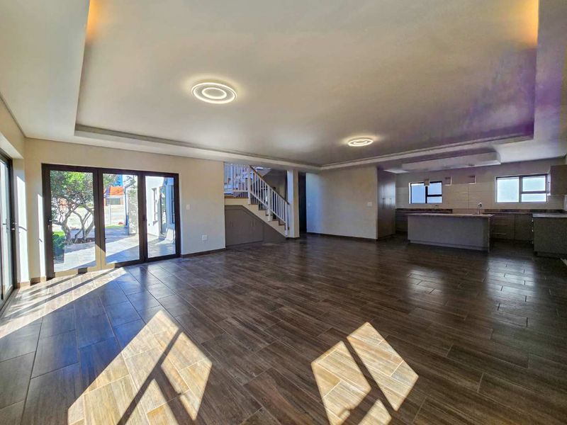 Expansive coastal luxury home for sale in Stilbaai-Wes. - Photo 7