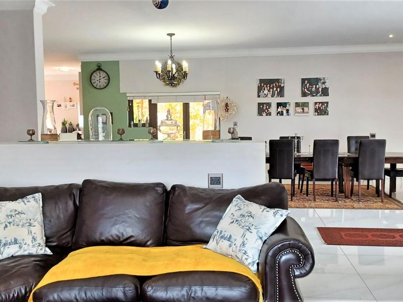 AUASBLICK - STUNNING AND SPACIOUS FAMILY HOME WITH MAGNIFICIENT VIEWS N$9million - Photo 8