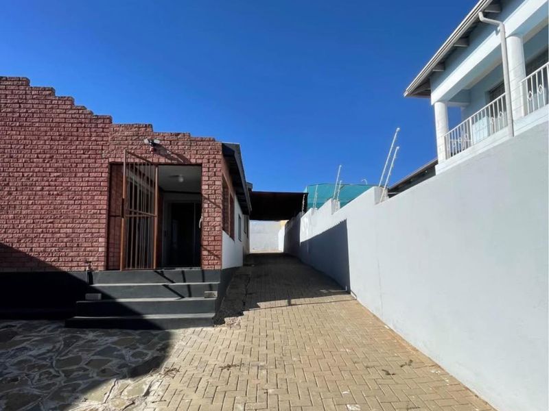 Newly renovated - Photo 2