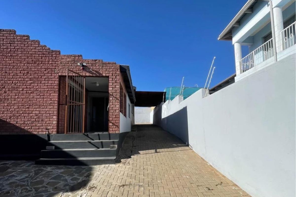 Newly renovated - Photo 2