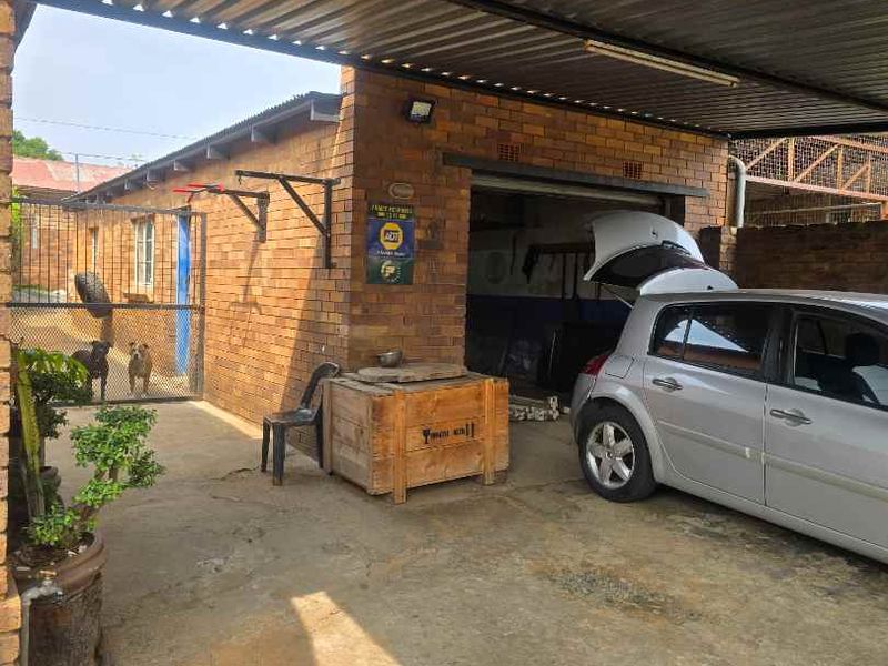 Family home in South Hills - Photo 3