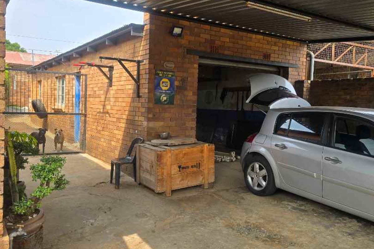 Family home in South Hills - Photo 3