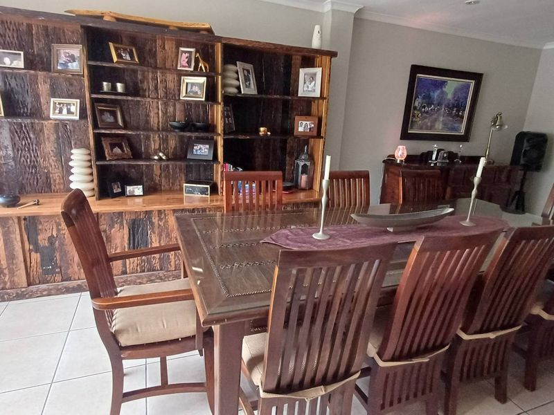 Exquisite Family Home - Photo 6