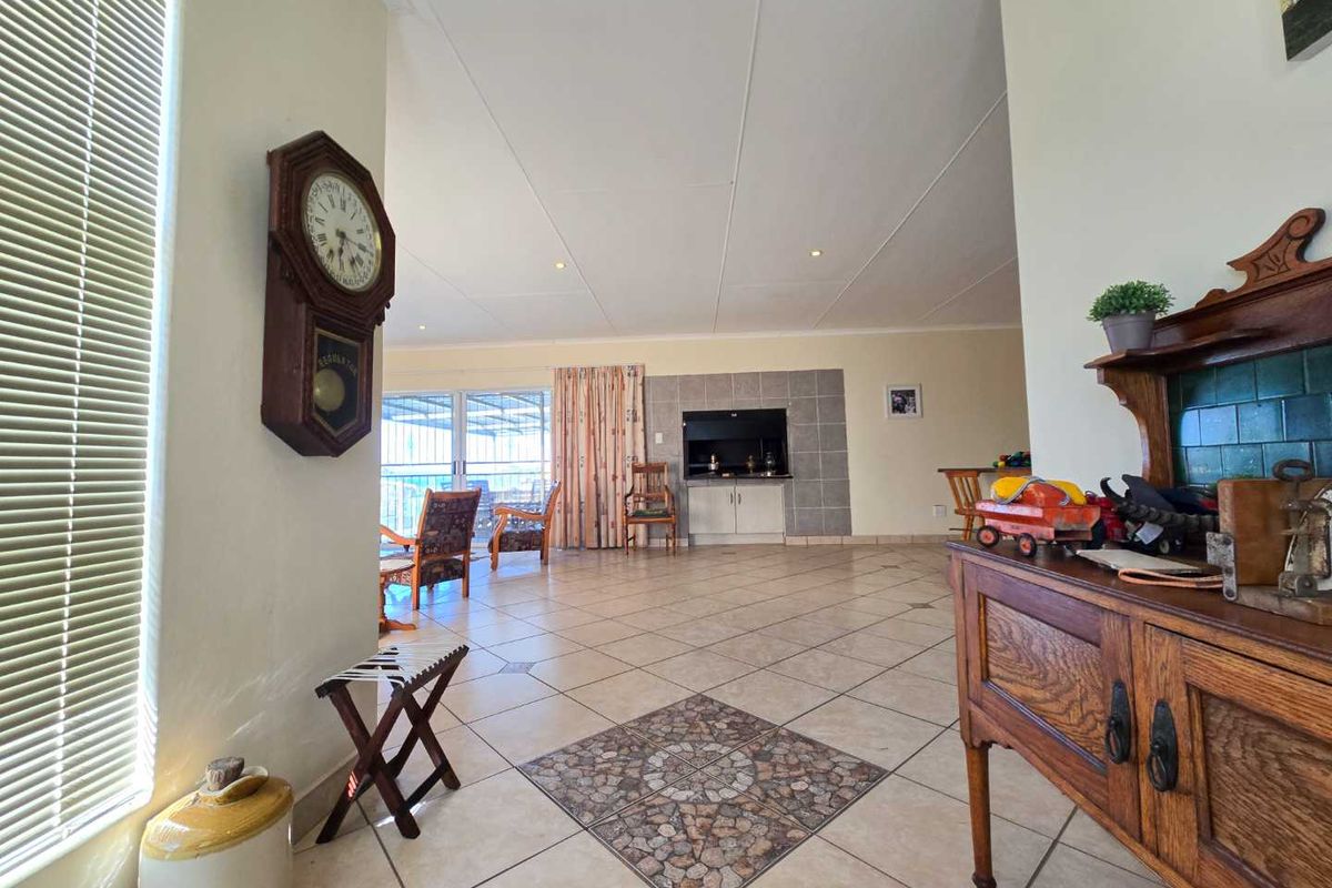 Low maintenance family home for sale in Stilbaai-Wes. - Photo 3