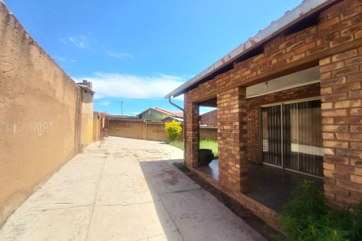 Three bedroom house for sale in Mabopane Morula view - Photo 2