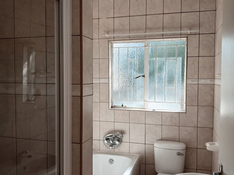 Situated close to shops, schools, offices and Unam - Photo 8