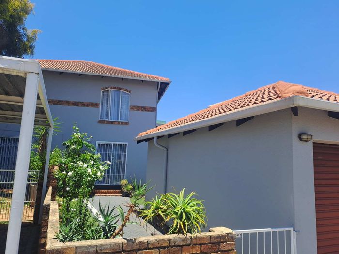 Property #2480280, Townhouse For Sale in Erasmuskloof