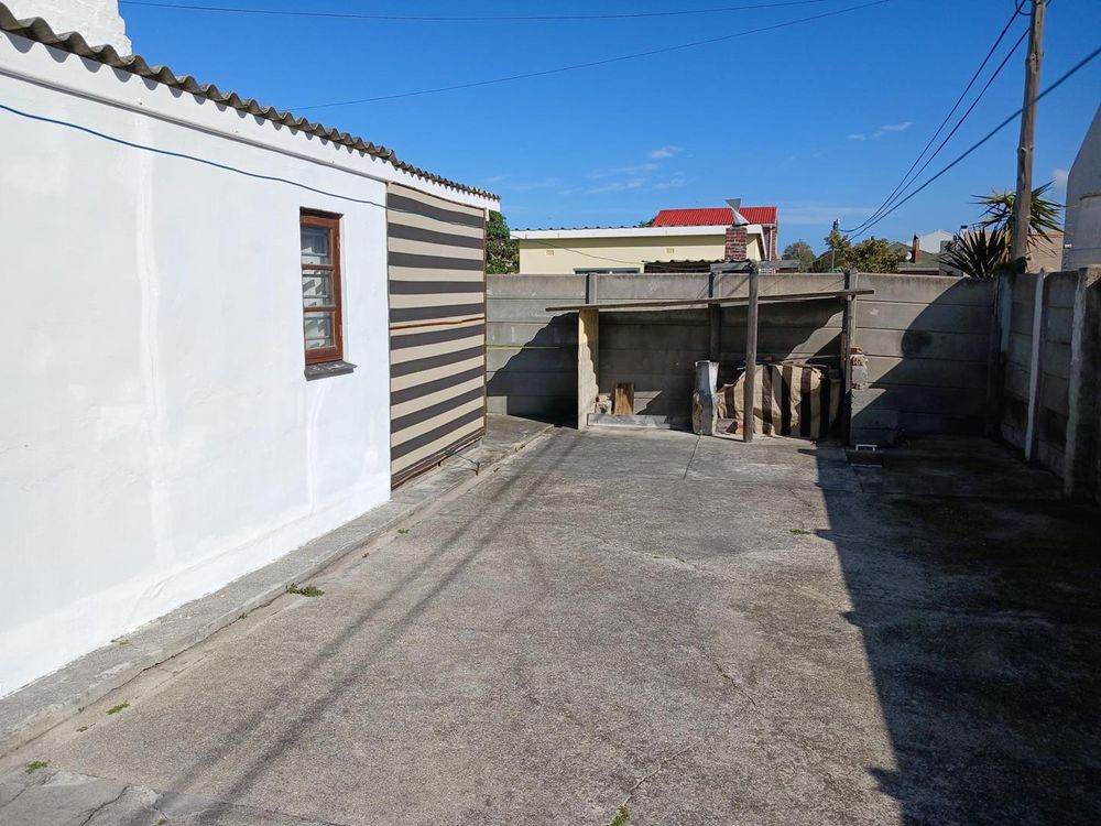 The low maintenance Area at the very rear side of the Plot. Study and additional under roof Area on our left.