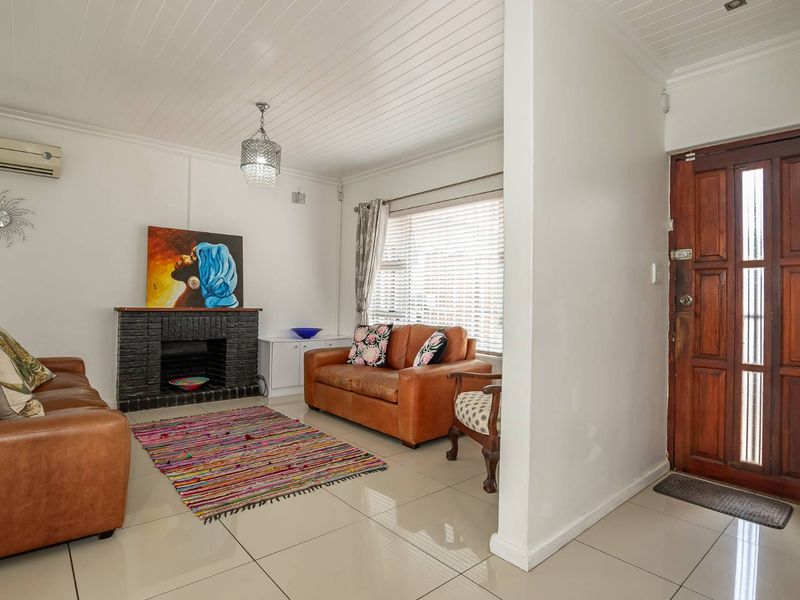 Perfect Family Home in Fairways, Cape Town. - Photo 2