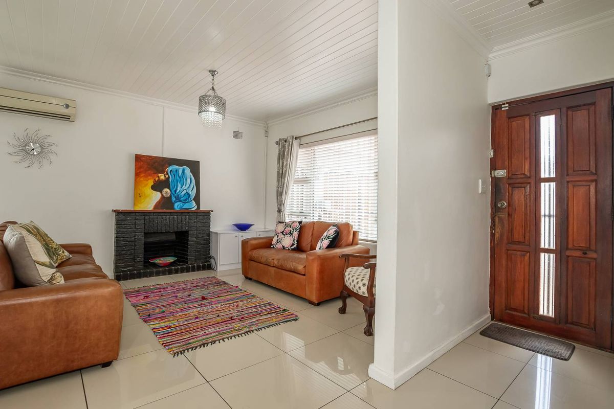 Perfect Family Home in Fairways, Cape Town. - Photo 2