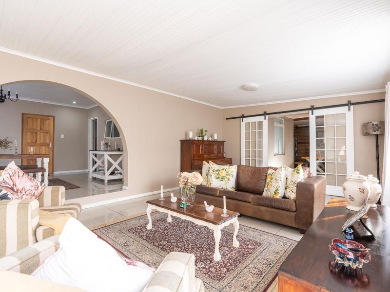 FREE STANDING FAMILY HOME - 3 BEDROOMS - 2.5 BATHROOMS - Photo 6