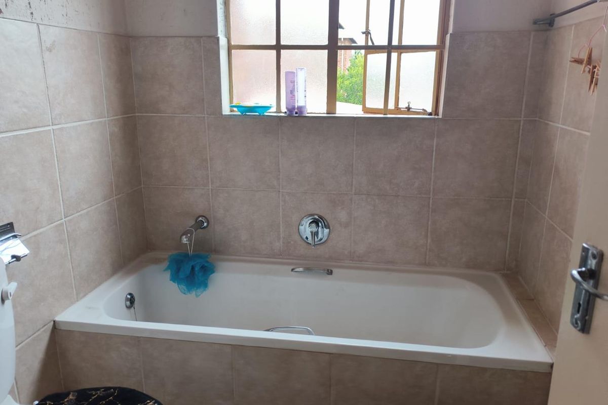2 bed 1st floor unit, walking distance from Eastrand Mall +24h/security - Photo 4