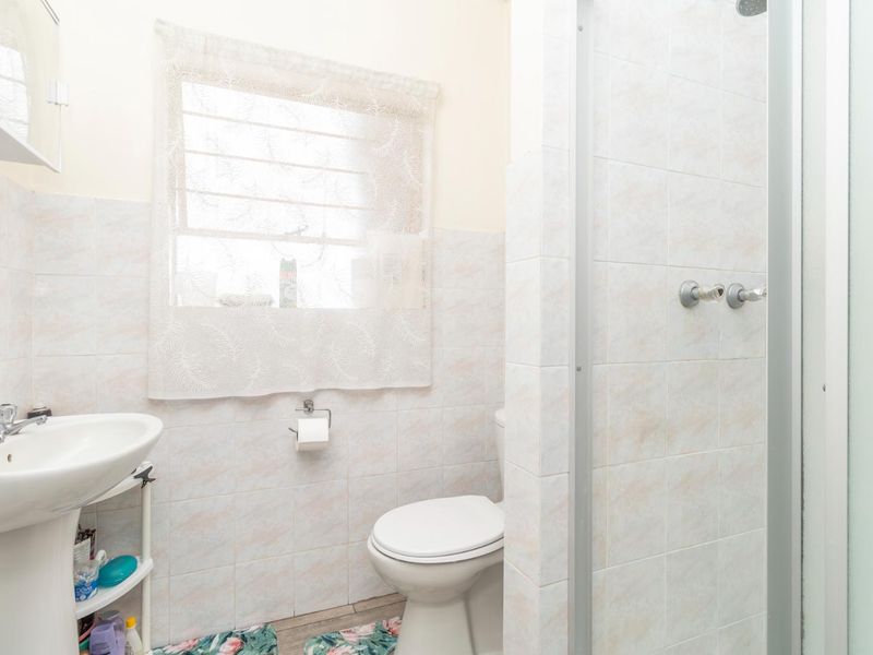 Charming two bedroom apartment in sought after suburb. - Photo 8