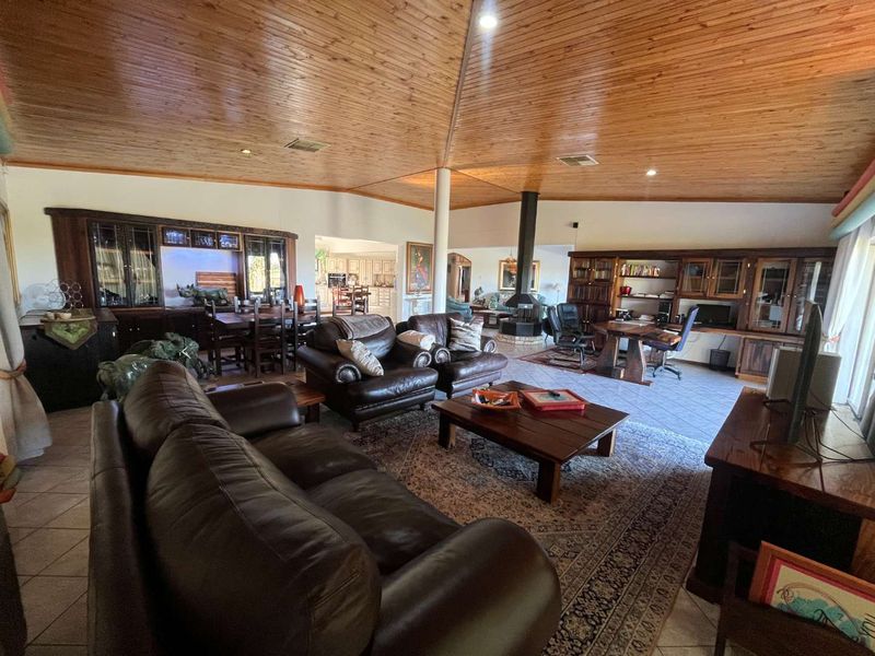 Impressive Family Home with Spectacular Views in a Prime Location - Photo 10