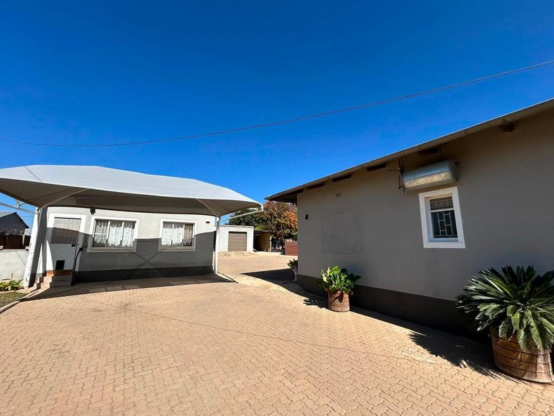 Spacious family home in Otjiwarongo on a 1,500 m2 erf, featuring exceptional entertainment areas and a separate 2-bedroom flat perfect for guests, extended fami - Photo 1