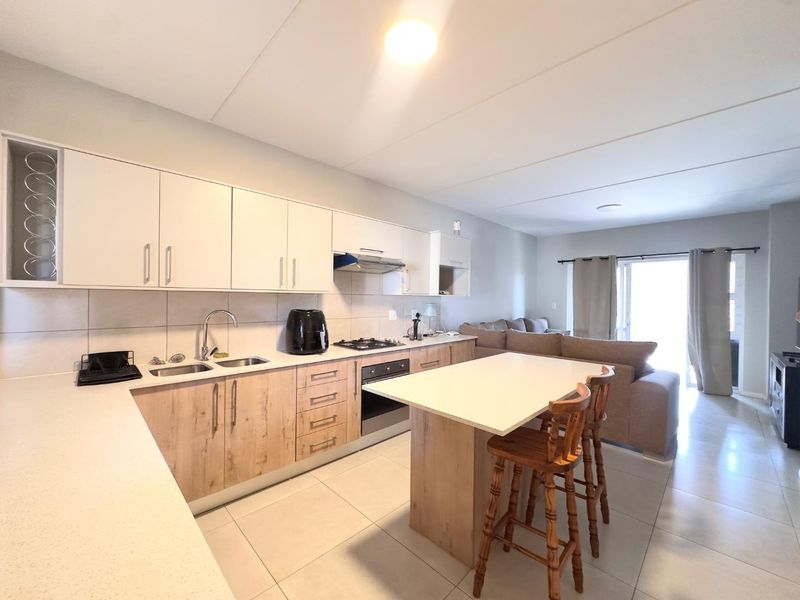 2 Bedroom Townhouse With An Enclosed Patio - Photo 2