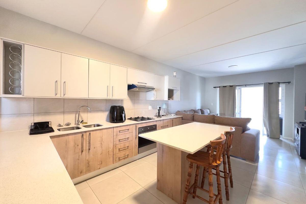 2 Bedroom Townhouse With An Enclosed Patio - Photo 2